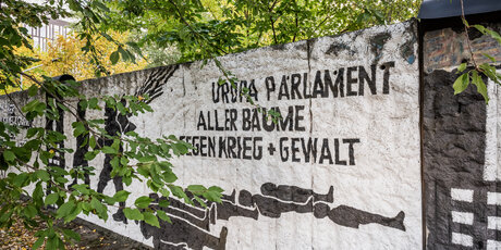 Mauer des Gedenkort Parlament der Bäume in Berlin