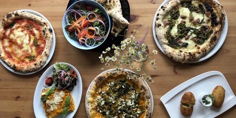 Neapolitanische Pizza, Salat und frittierte Vorspeisen 