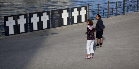 Weiße Kreuze zum Gedenken an die Mauertoten