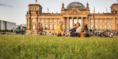 Picnic en el Reichstag de Berlín a la luz del sol del atardecer