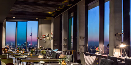 Restaurant Skykitchen im andel’s by Vienna House mit Blick über die Skyline von Berlin
