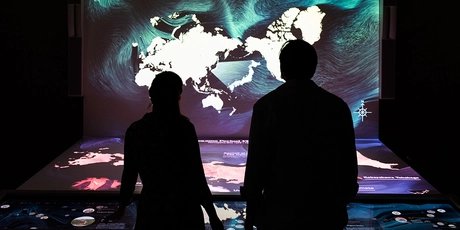 Samurai Museum Berlin, vor dem Screen