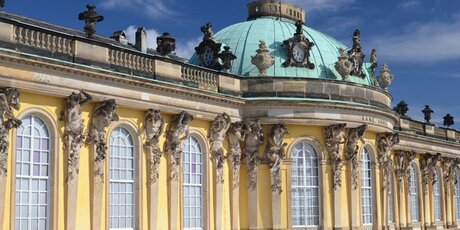 Palazzo Sanssouci a Potsdam, vicino a Berlino, alla luce del sole