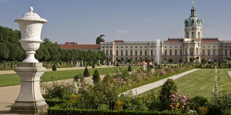 Passeggiatori nel parco estivo del castello di Charlottenburg