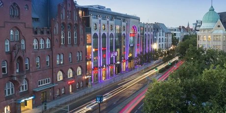 Centro commerciale "Das Schloss" a Berlino Steglitz illuminato a giorno