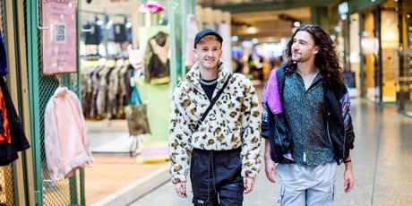 Zwei Freunde beim Shopping im Bikini Berlin 