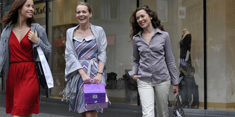 Drei Frauen beim Shopping in Berlin