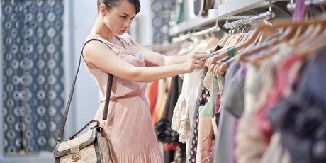 Femme faisant ses courses dans une boutique