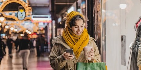 Frau bei Shoppingbummel