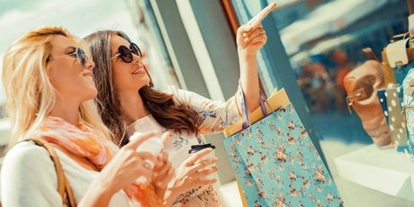 Junge Frauen beim Shoppen