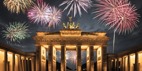 Réveillon du Nouvel An avec un feu d'artifice coloré à la Porte de Brandebourg