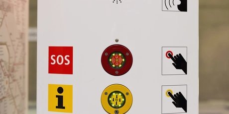 Notrufsaeule in U-Bahn Station