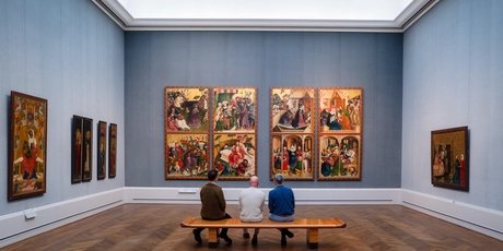 Männer in der Gemäldegalerie