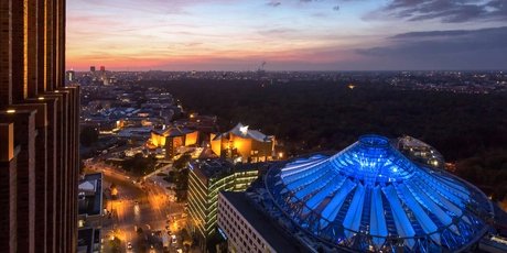 Sony Center bei Sonnenuntergang