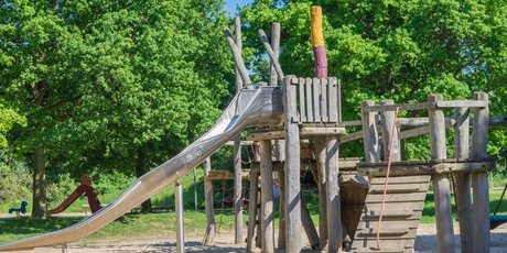 Spielgerüst mit Rutsche 