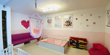 Play corner in the children's café Spielzimmer with ball pool and spring cradle