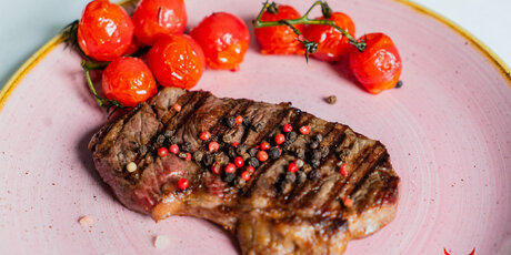 Steak with grilled tomatoes