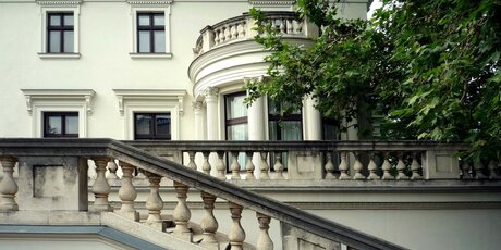 Villa von der Heydt, Außenansicht mit Treppe