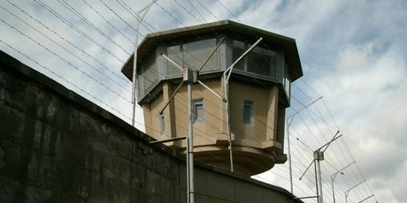 Wachturm des ehemaligen Stasi-Gefängnisses, heute Gedenkstätte Berlin-Hohenschönhausen