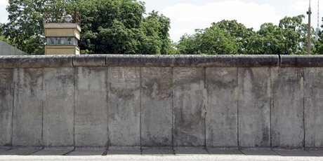 Berliner Mauer, nach 1989 mit DDR-Wachturm