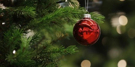 Weihnachtsbaum mit Kugel