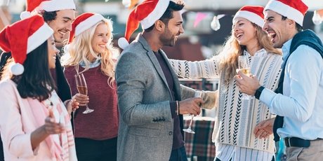 Weihnachtsfeier_am_Tag_c_GettyImages_pixelfit
