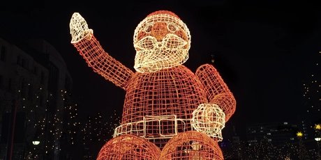 Erleuchteter Weihnachtsmann am Kudamm