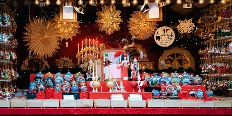 Weihnachtsdekoration auf dem Weihnachtsmarkt