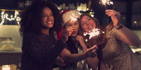 Clubs et vie nocturne à Berlin : Jeunes femmes enjouées avec des cierges magiques