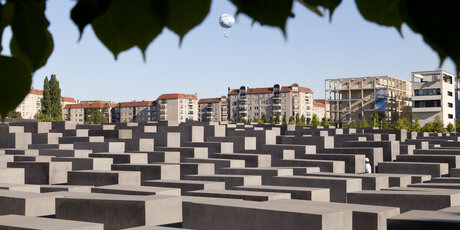 Holocaust-Mahnmal in Berlin vor blauem Himmel