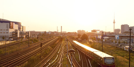 Liaison avec le S-Bahn : vue depuis le pont de Warschau à la gare de l'Est au coucher du soleil
