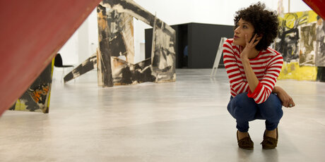 La joven en la exposición Vedova en la Berlinische Galerie