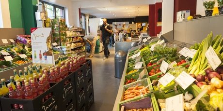 vegetables and drinks in Veganz
