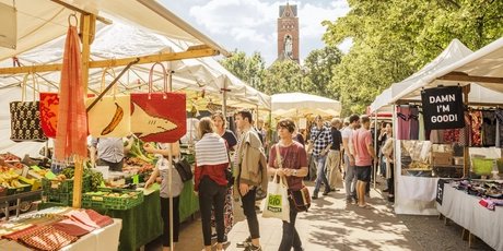 Visiteurs au marché hebdomadaire Winterfeldtmarkt à Berlin Schöneberg