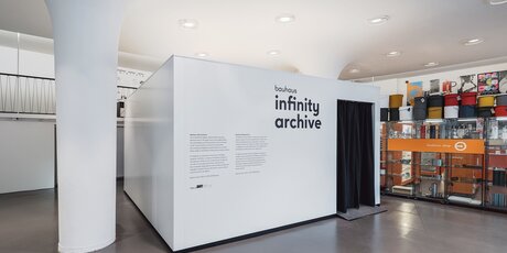 Vista interior de la Bauhaus temporal en Berlín