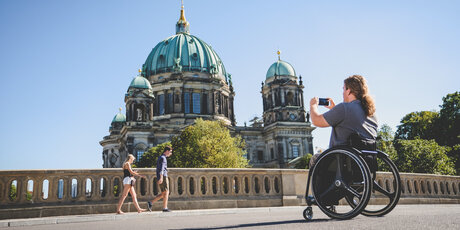Visita turística en silla de ruedas en la catedral de Berlín