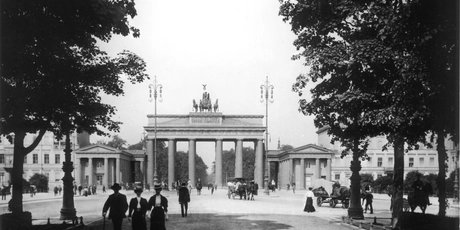 Fotografia in bianco e nero della Porta di Brandeburgo di Berlino 1907
