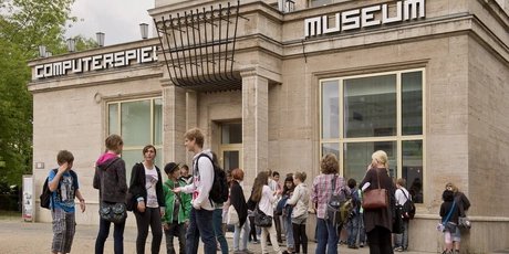 Children in front of the computer games museum in Berlin