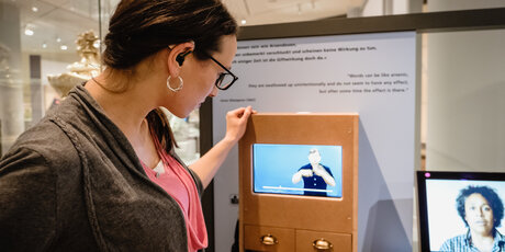 Guided tour for the deaf und the hearing impaired in the German Historical Museum in Berlin