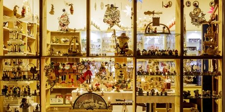 Schaufenster des Erzgebirgische Volkskunst Münzberg mit kunstvoller Holzdekoration aus Handarbeit