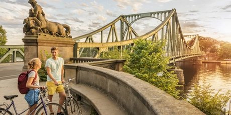 Paseo en bicicleta hasta el puente Glienicker en las afueras de Berlín
