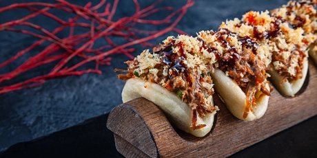 Streetfood_Gua Bao Burger, gedämpfte Teigtasche mit Ente. Ein Japanisches Fastfood