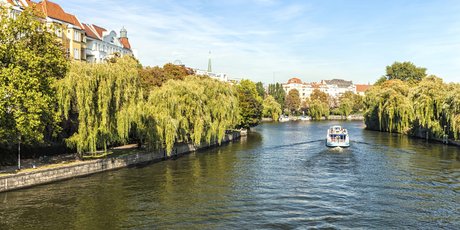 Bateau sur le Landwehrkanal à Kreuzberg Berlin