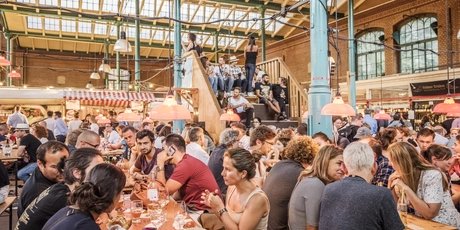 Viele Besucher in der Markthalle Neun am Streetfood Thursday