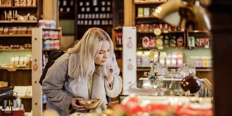 Una giovane donna fa acquisti natalizi nel negozio Winterfeldt Schokoladen di Berlino
