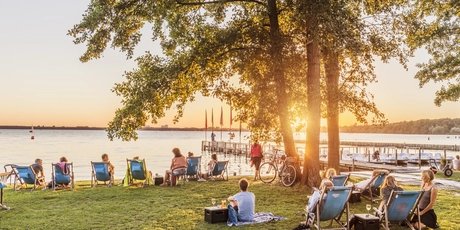 Atmosphère détendue sur les chaises longues au Müggelsee de Berlin au coucher du soleil