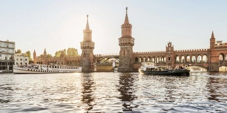 Barche sulla Sprea all'Oberbaumbrücke a Berlino Kreuzberg