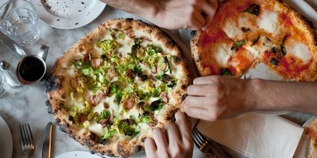 Gemeinsam Pizza essen
