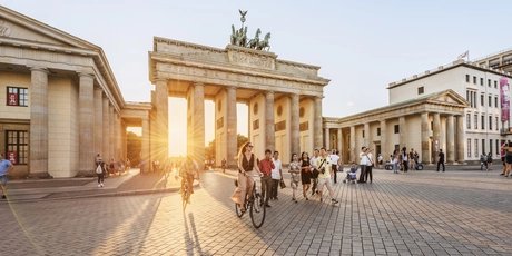 Blick auf das Brandenburger Tor im Sonnenuntergang