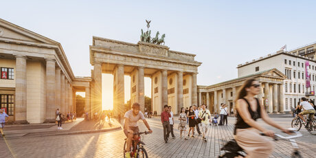 Das Brandenburger Tor in Berlin ist eine der beliebtesten Sehenswürdigkeiten in Berlin. 